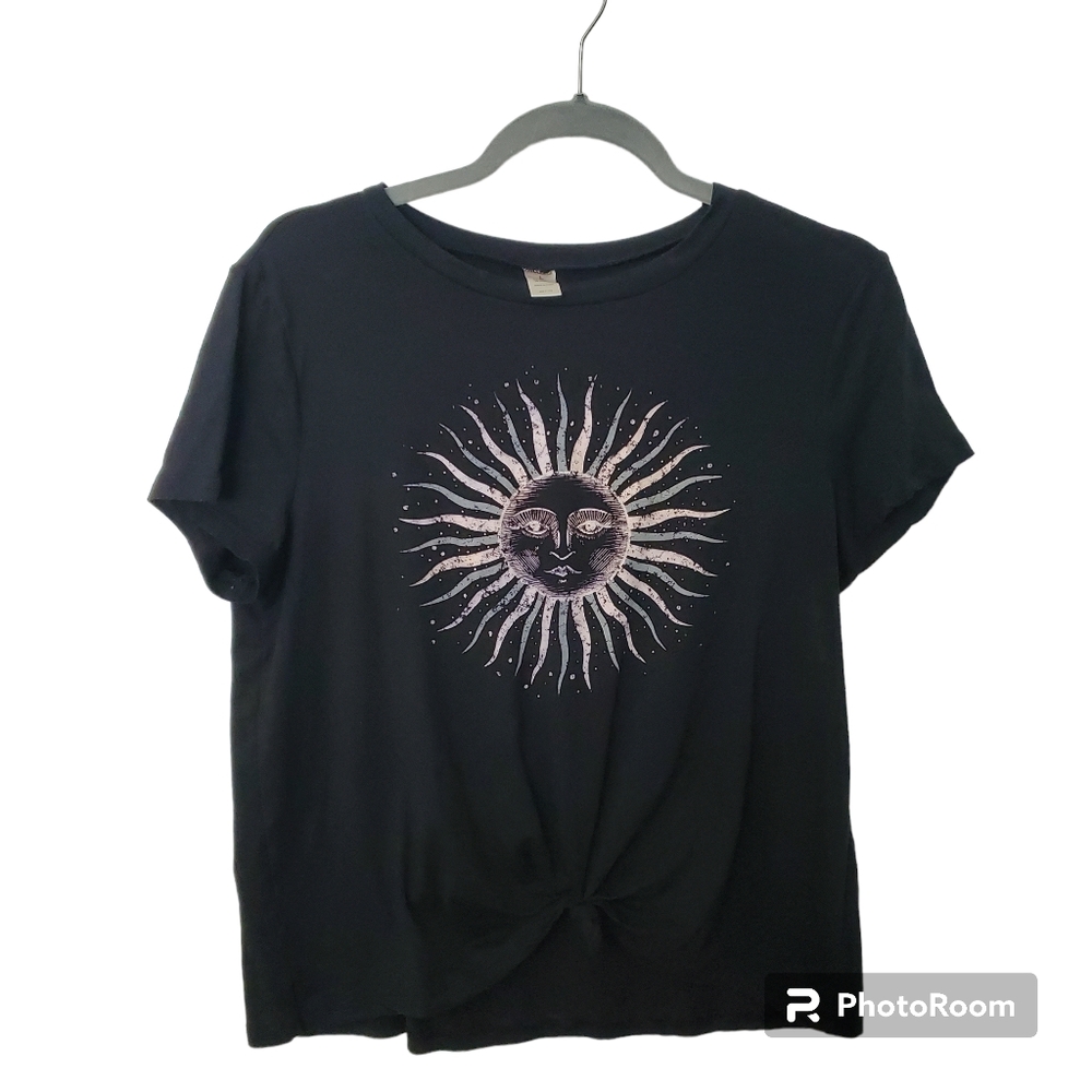 127. Black Size L Tied Front T-Shirt With White Sun Design